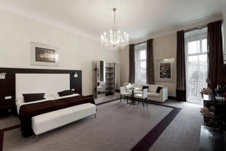 Old Town Square Residence by Emblem - 49