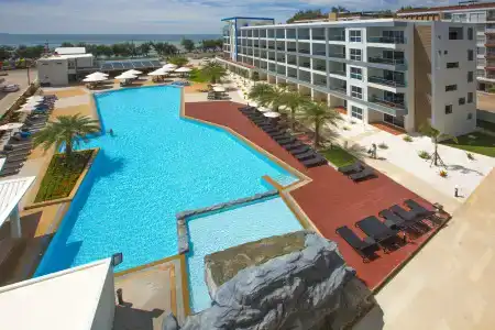 GrandBlue Resort & Beachclub - 12