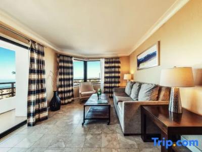 The Waterfront Beach Resort, A Hilton - 240