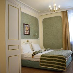 Queen's Astoria Design - 14