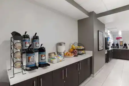Best Western Plus Commerce - 11