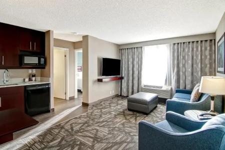 Hampton Inn & Suites by Hilton-Airport - 35