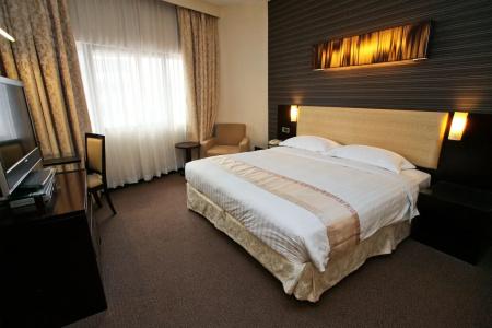 Royal @ Queens (SG Clean, Staycation Approved) - 5