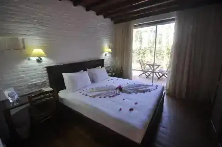 El Vino & Suites - 40