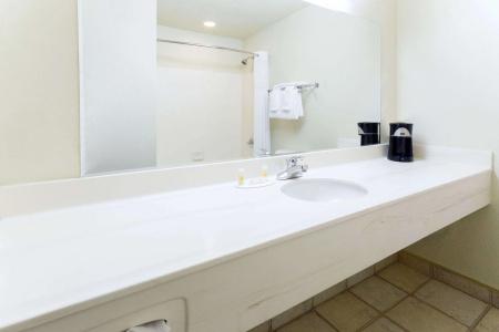 Days Inn by Wyndham Colorado Springs Airport - 7