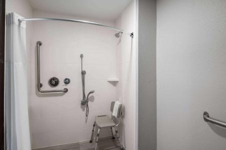 La Quinta Inn by Wyndham Indianapolis Airport Executive Dr - 8
