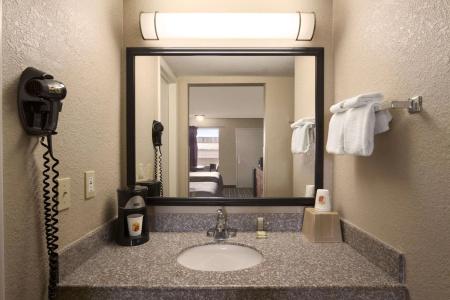 Super 8 by Wyndham/East Ridge - 4