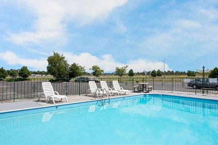 Ramada by Wyndham East - 11