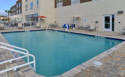 Holiday Inn Express & Suites - St. Petersburg - Madeira Beach, an IHG - 17