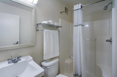 Hometowne Studios by Red Roof - University Pkwy - 7