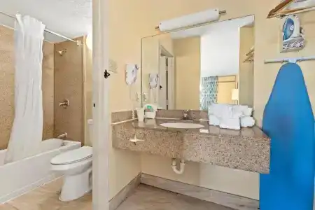 Days Inn by Wyndham Orlando Near Millenia Mall - 45