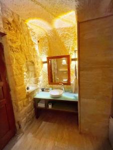 Acropolis Cave Suite - 35