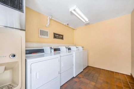 Econo Inn & Suites - - 21