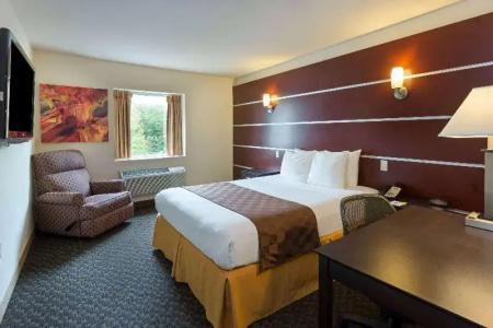 Days Inn & Suites by Wyndham - 25