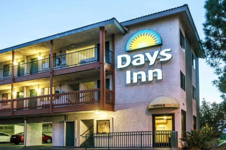 Days Inn by Wyndham Anaheim West - 18