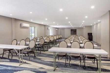 Comfort Suites Airport Nashville - 23