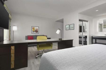 Hampton Inn & Suites/East - 3