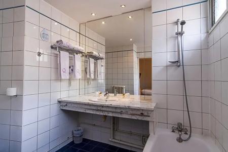 Ours Blanc - Place Victor Hugo - 79