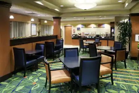 Fairfield Inn & Suites Kansas City - 16
