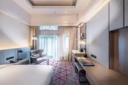 DoubleTree by Hilton Lakeside - 44
