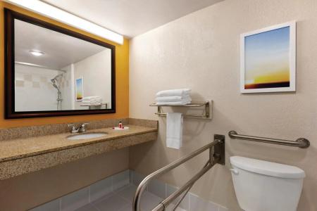 Days Inn by Wyndham Miami International Airport - 8