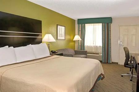 Howard Johnson Houston Heights - Downtown - 37