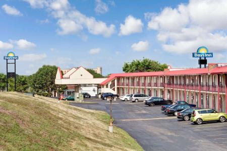 Days Inn by Wyndham West - 9