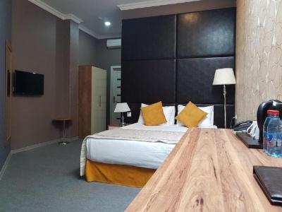 Square Inn - 11
