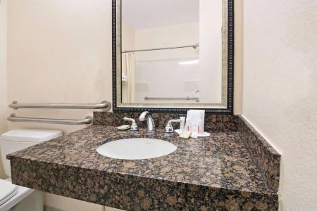 Super 8 by Wyndham Austin/Airport South - 7