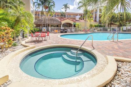 Holiday Inn & Suites - North - 16