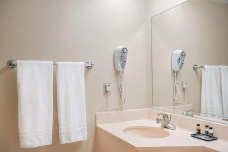 Days Inn by Wyndham Los Angeles - 7