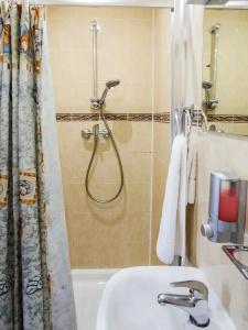 Oyo London Guest House - 52