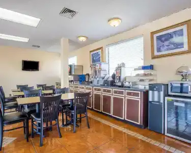 Econo Inn & Suites - 19