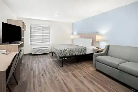 Comfort Suites - 10