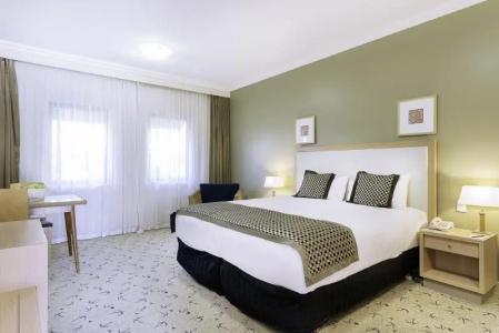 Rydges - 70
