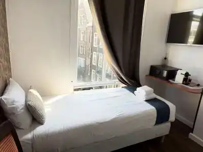 Amsterdam Inn - 2