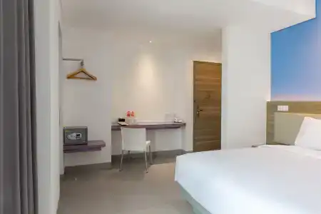 Amaris Slipi - 27