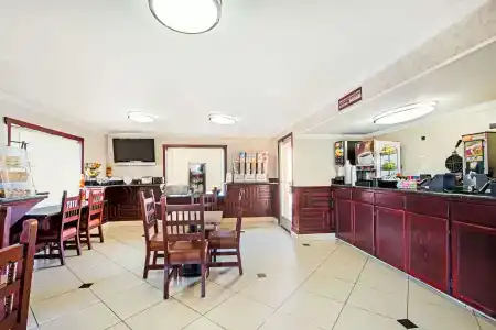 Ramada by Wyndham East - 16