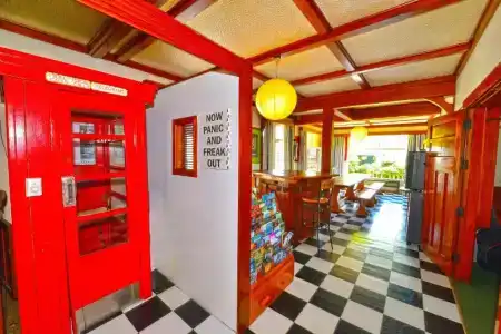 Ducks & Drakes Boutique & Backpackers - 25