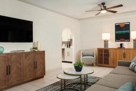 Holiday Inn & Suites, An Ihg - 223