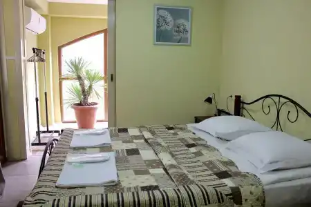 Red Fox Guesthouse - 4