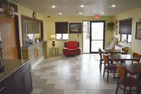 Super 8 by Wyndham/Jefferson Ave. - 10