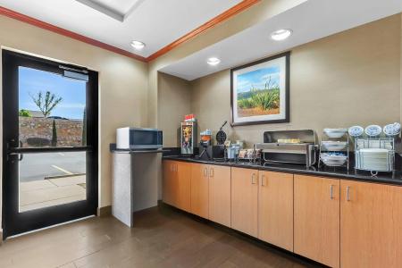 Comfort Suites West - 31