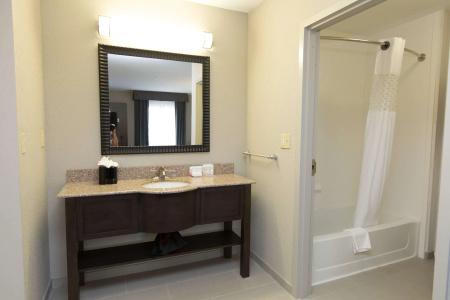 Hampton Inn & Suites Airport - 2