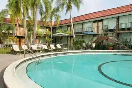 Days Inn by Wyndham/Central - 8