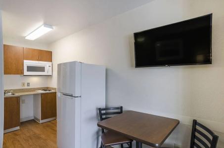 HomeTowne Studios by Red Roof Denver - Glendale/ Cherry Creek - 17