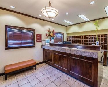 HomeTowne Studios by Red Roof Orlando South - 14