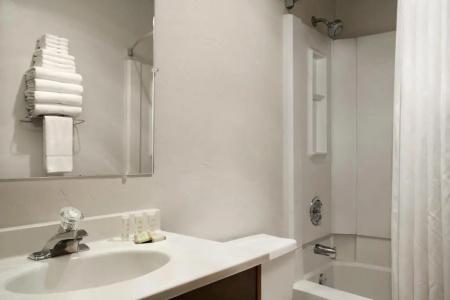 Super 8 by Wyndham Portland Airport - 24