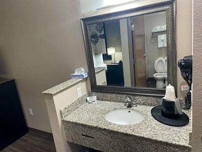 Super 8 by Wyndham San Antonio/Alamodome Area - 41
