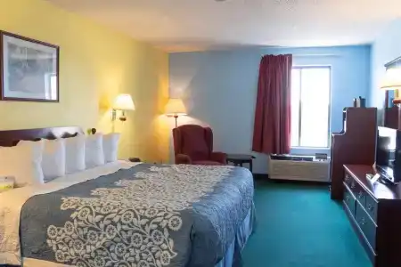 Days Inn by Wyndham Battlefield Rd/Hwy 65 - 15